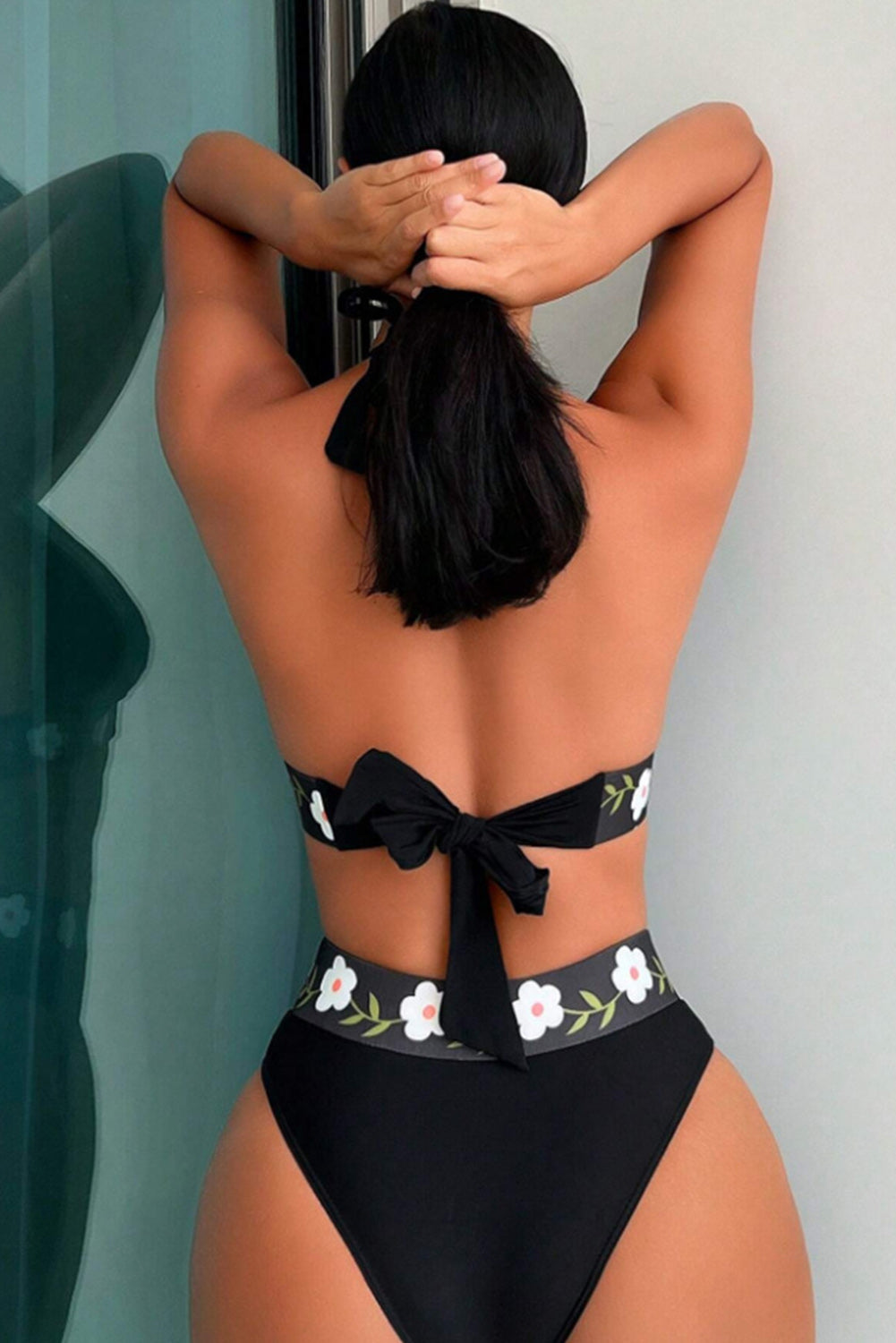 Traje de baño bikini halter con banda floral negro