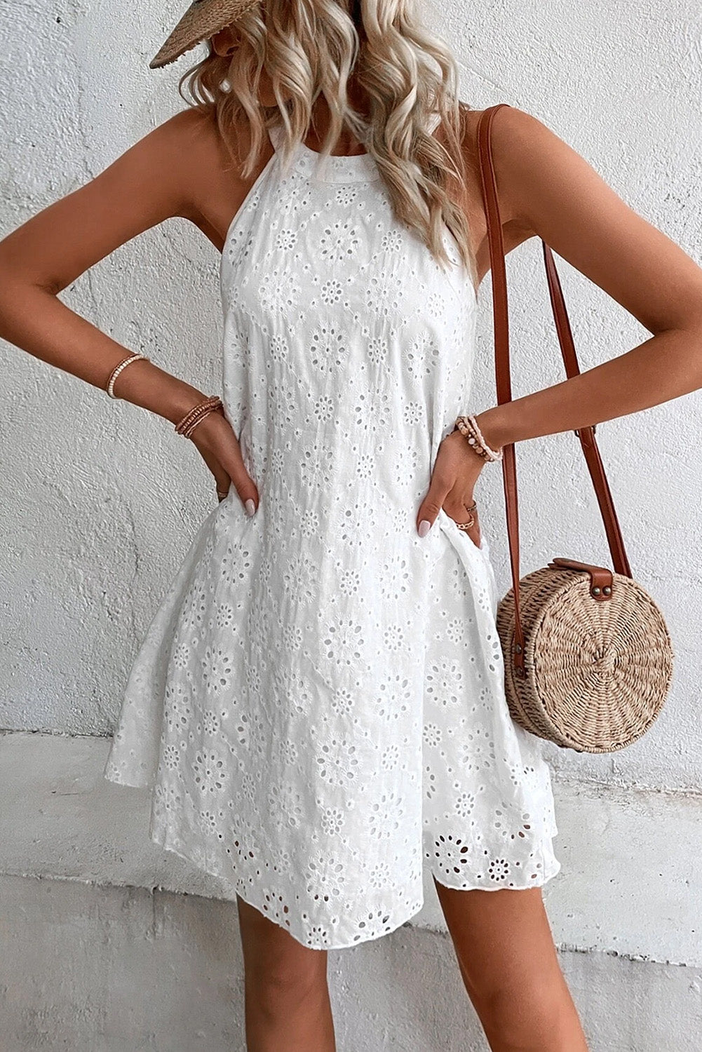 Robe blanche sans manches à col licou et motif à œillets style Boho