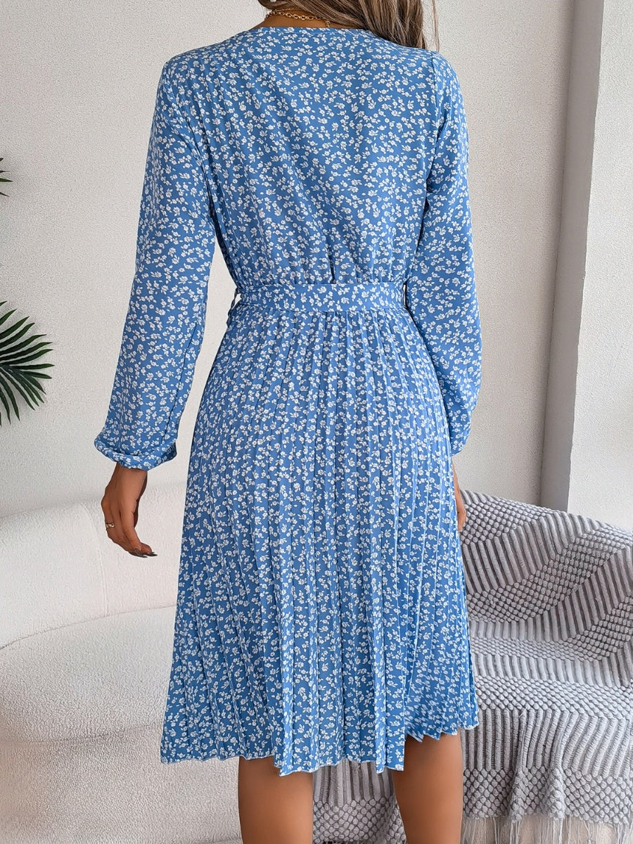 Robe plissée à petites fleurs nouée à la taille