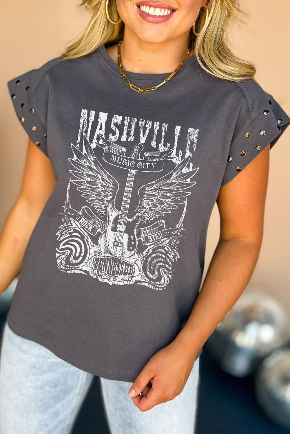 Camiseta gris oscuro con puños y tachuelas con gráfico NASHVILLE Music City