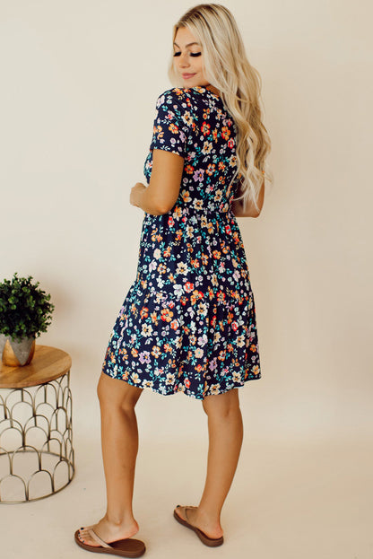 Vestido azul de manga corta con estampado floral