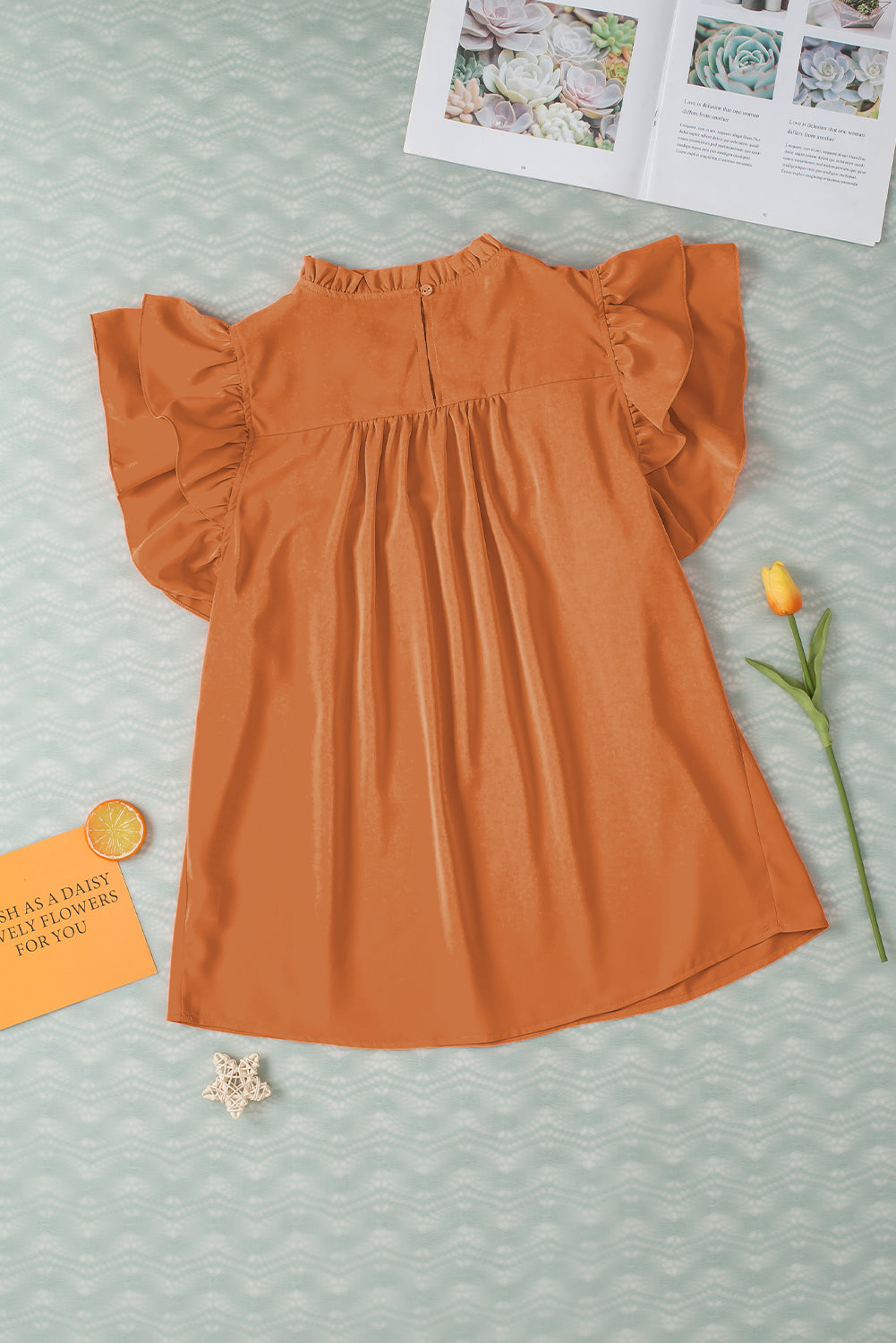 Blusa con mangas fruncidas y volantes en naranja pomelo