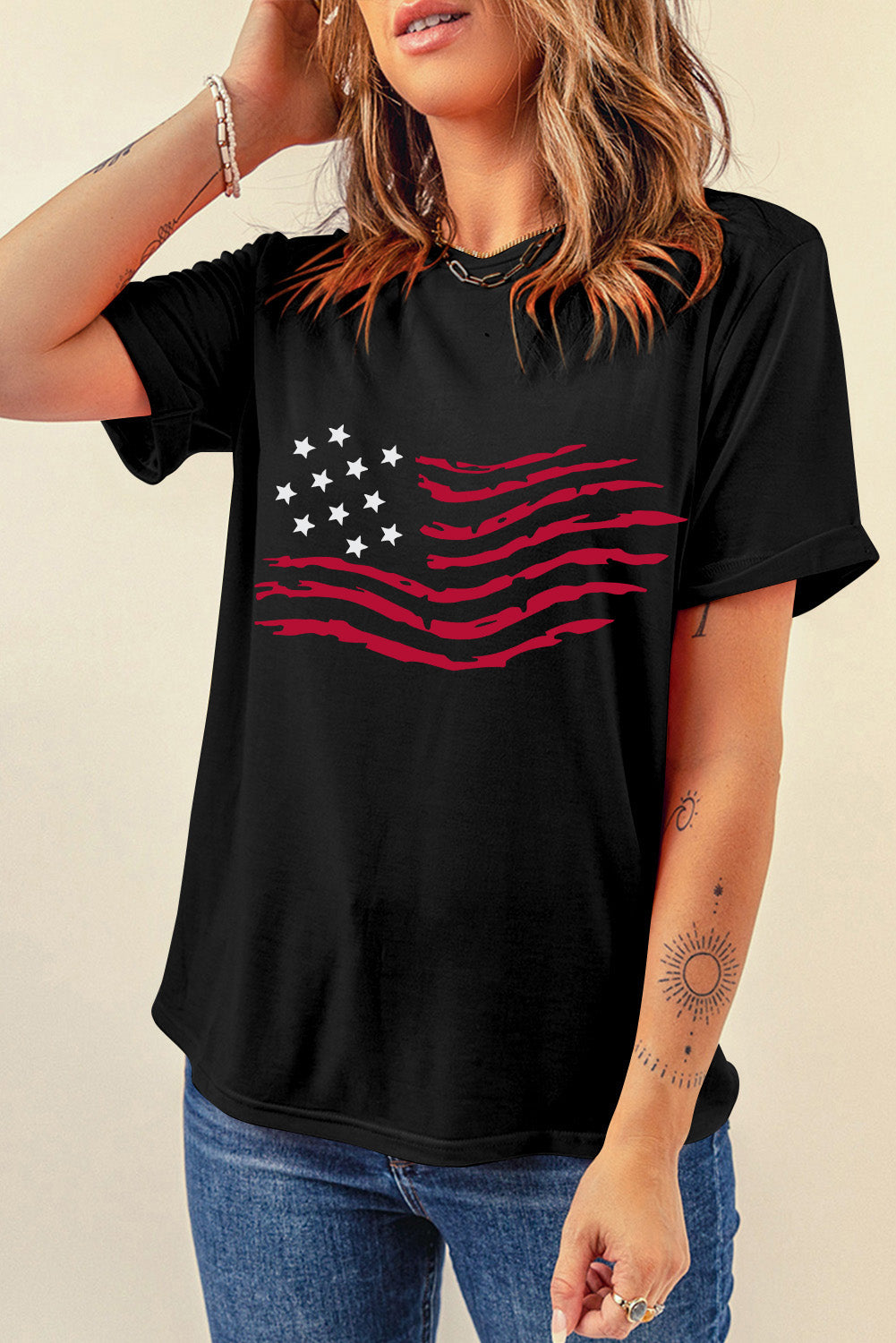 Camiseta negra con cuello redondo y gráfico de bandera americana