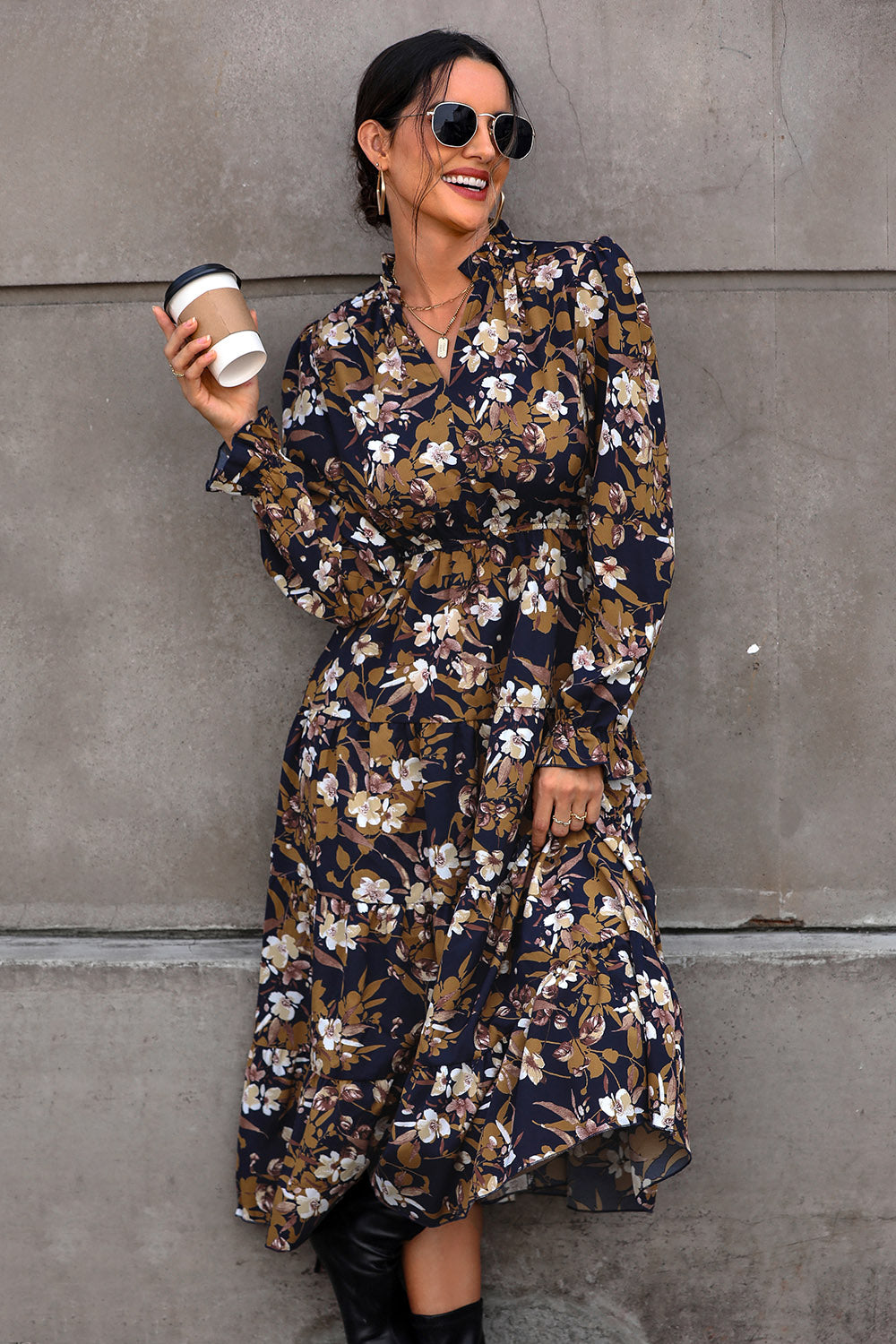 Vestido escalonado con mangas con volantes florales