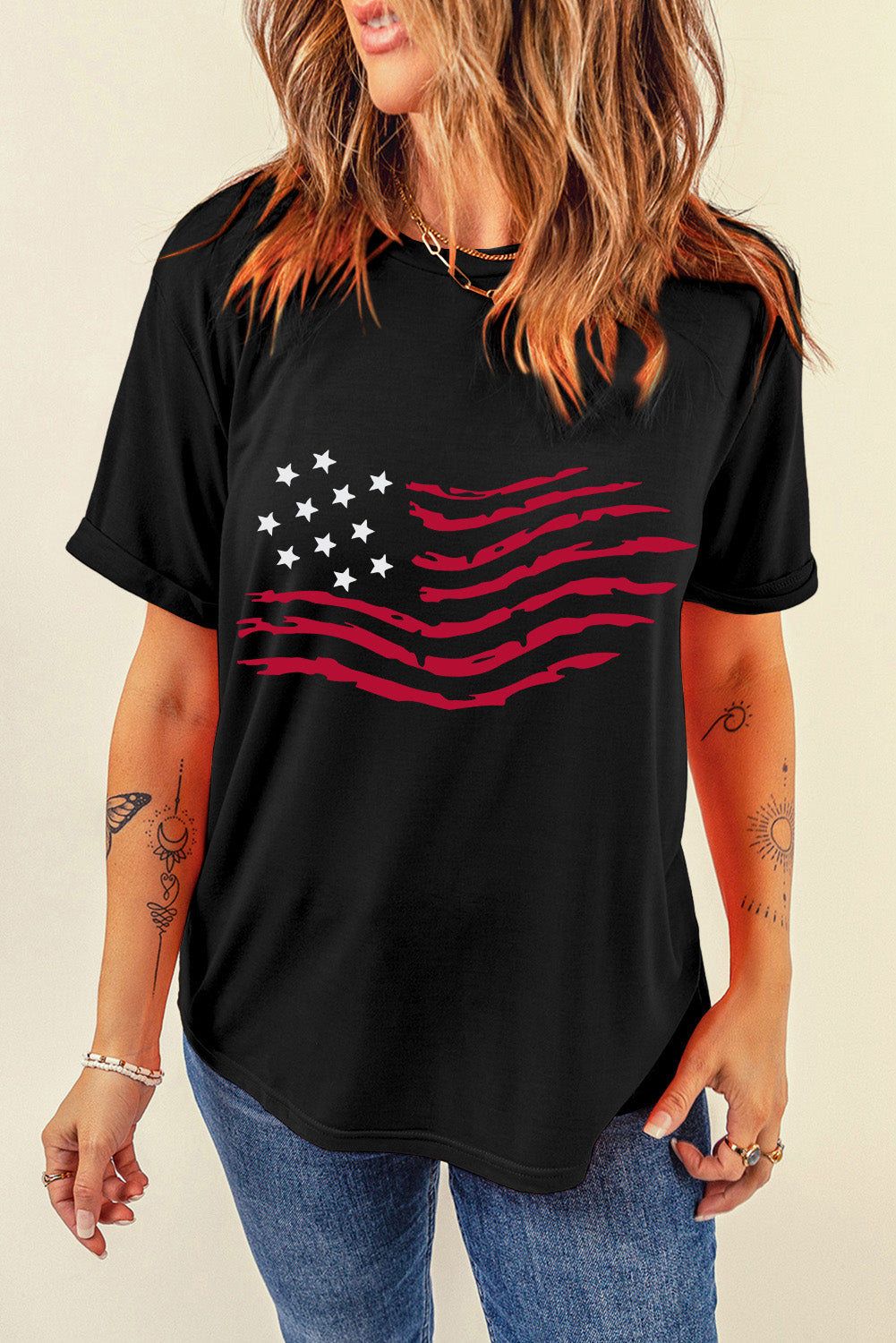 Camiseta negra con cuello redondo y gráfico de bandera americana