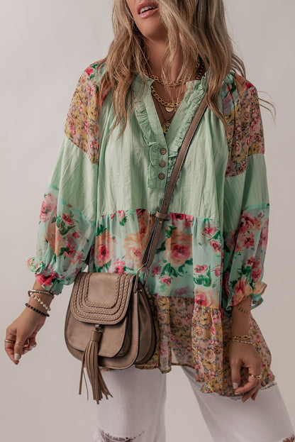 Blusa con estampado floral y cuello dividido con volantes verde