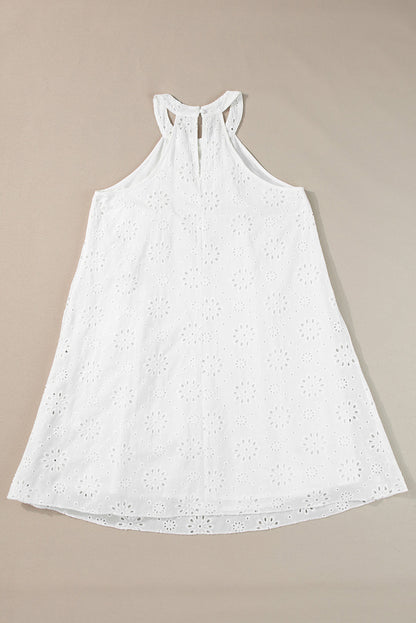 Robe blanche sans manches à col licou et motif à œillets style Boho