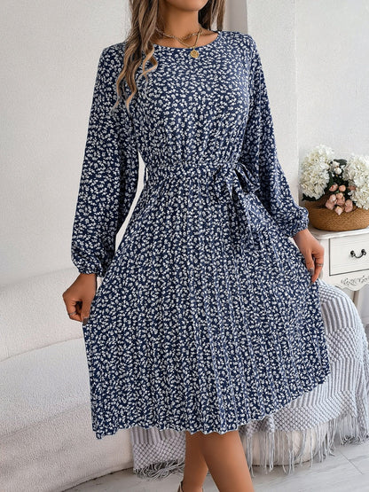 Robe plissée à petites fleurs nouée à la taille