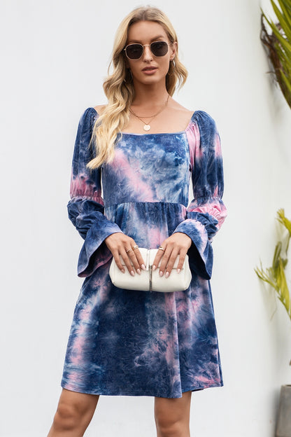 Robe tie-dye à col carré et manches volantées