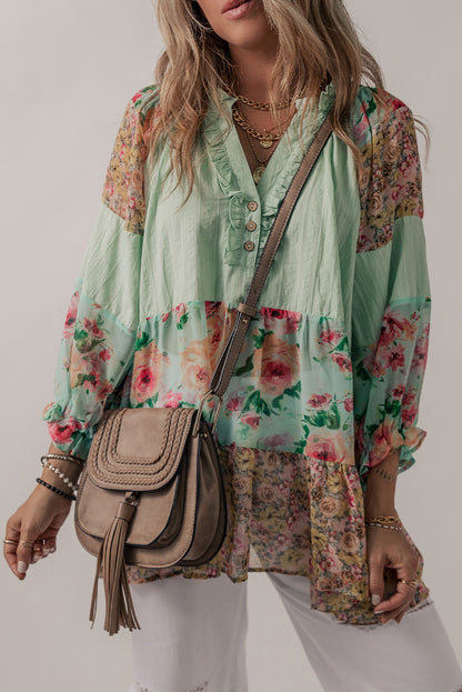 Blusa con estampado floral y cuello dividido con volantes verde