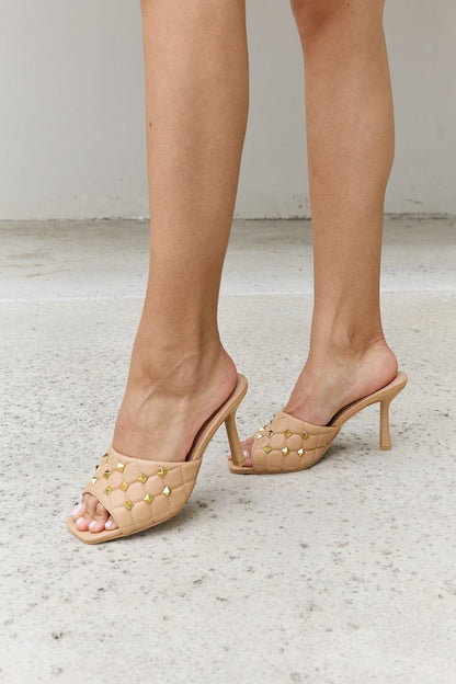 Mules acolchados con puntera cuadrada en color nude de Forever Link