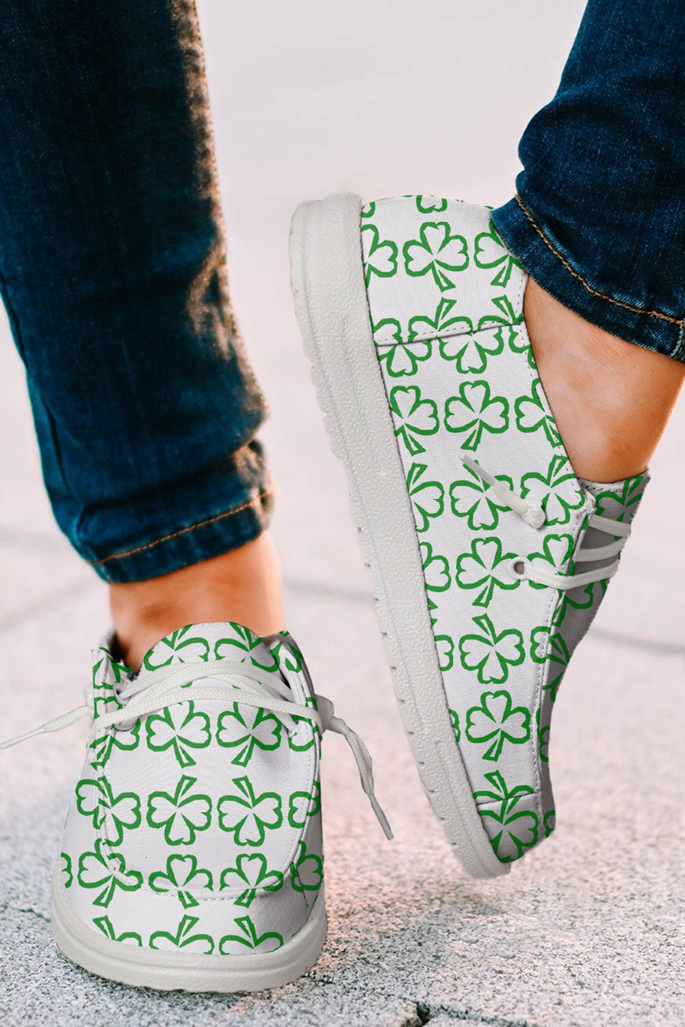 Chaussures à enfiler blanches avec trèfle contrasté de couleur du jour de la Saint-Patrick