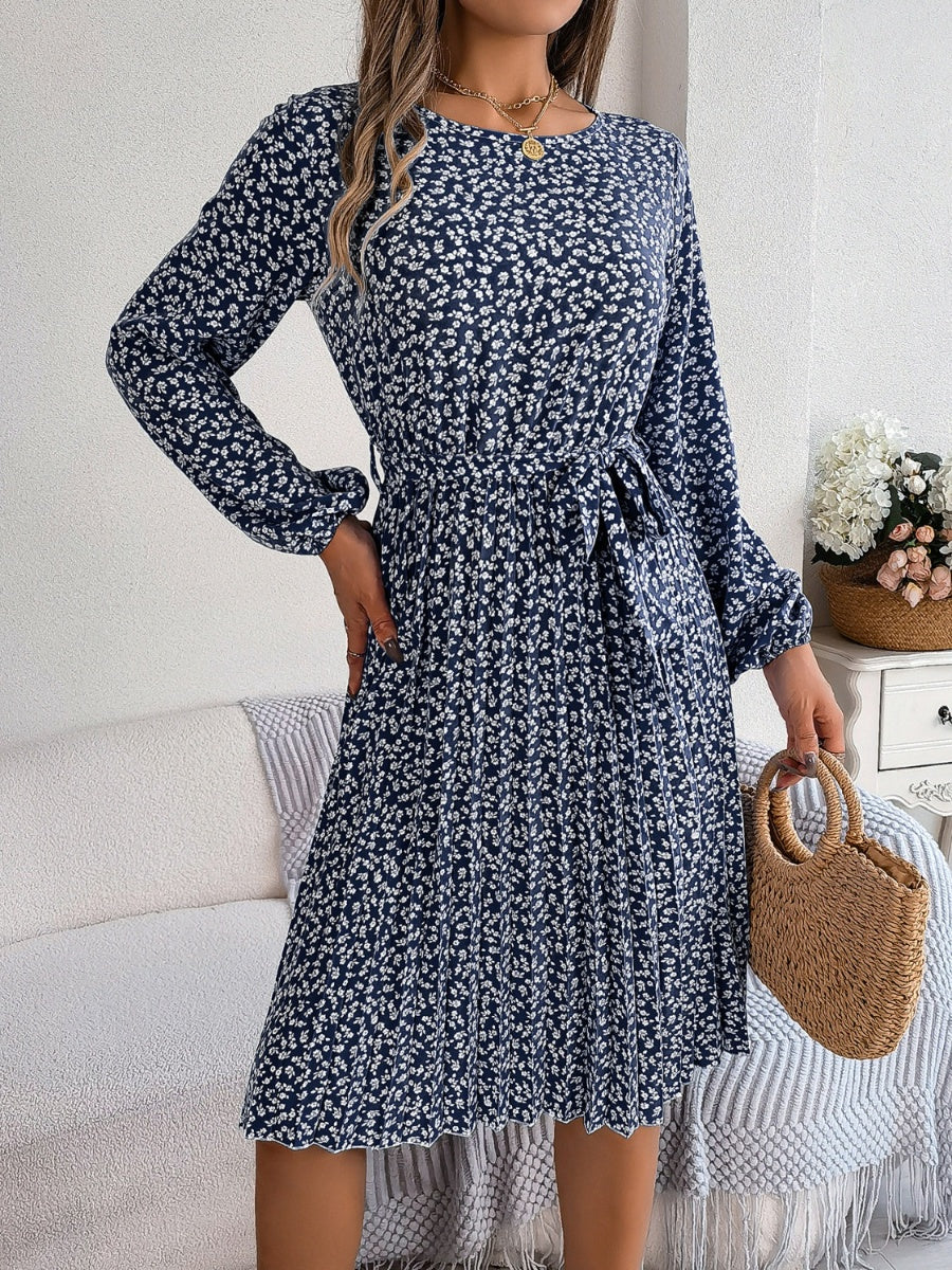 Robe plissée à petites fleurs nouée à la taille