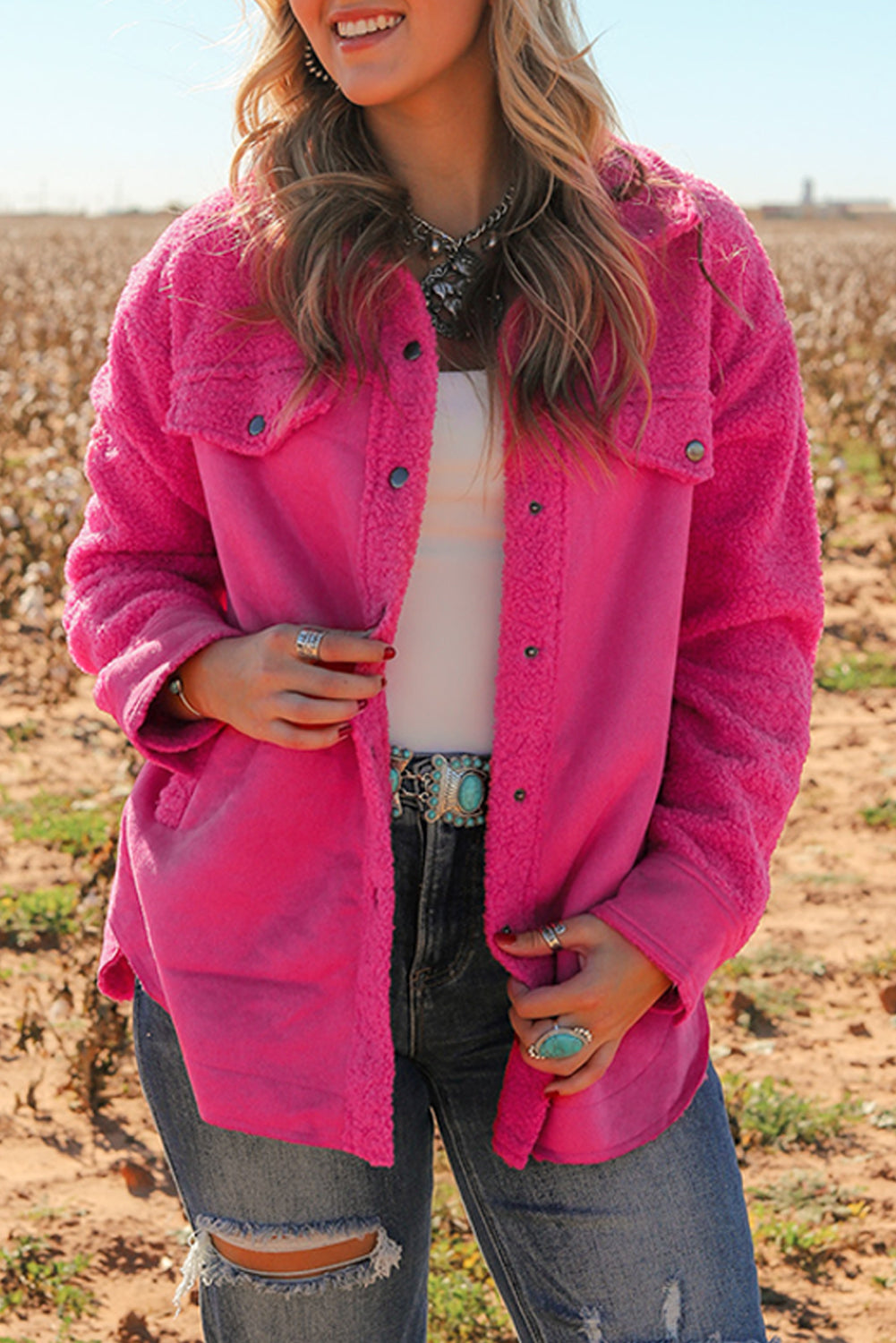 Chaqueta con botones y patchwork de sherpa de ante sintético en rosa brillante