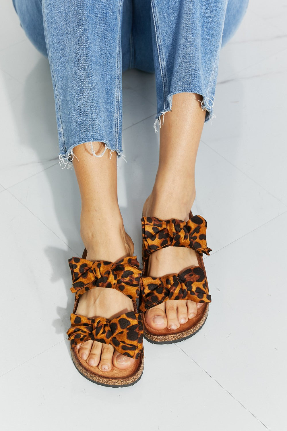 Sandalias estilo chanclas con lazo de leopardo Fiercely Feminine de Forever Link