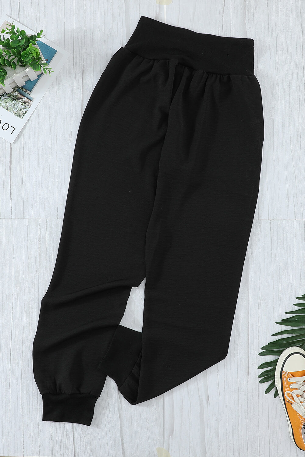 Joggers casuales con bolsillos negros