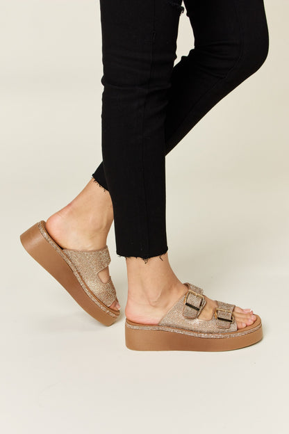 Sandalias de cuña con hebilla y strass de Forever Link