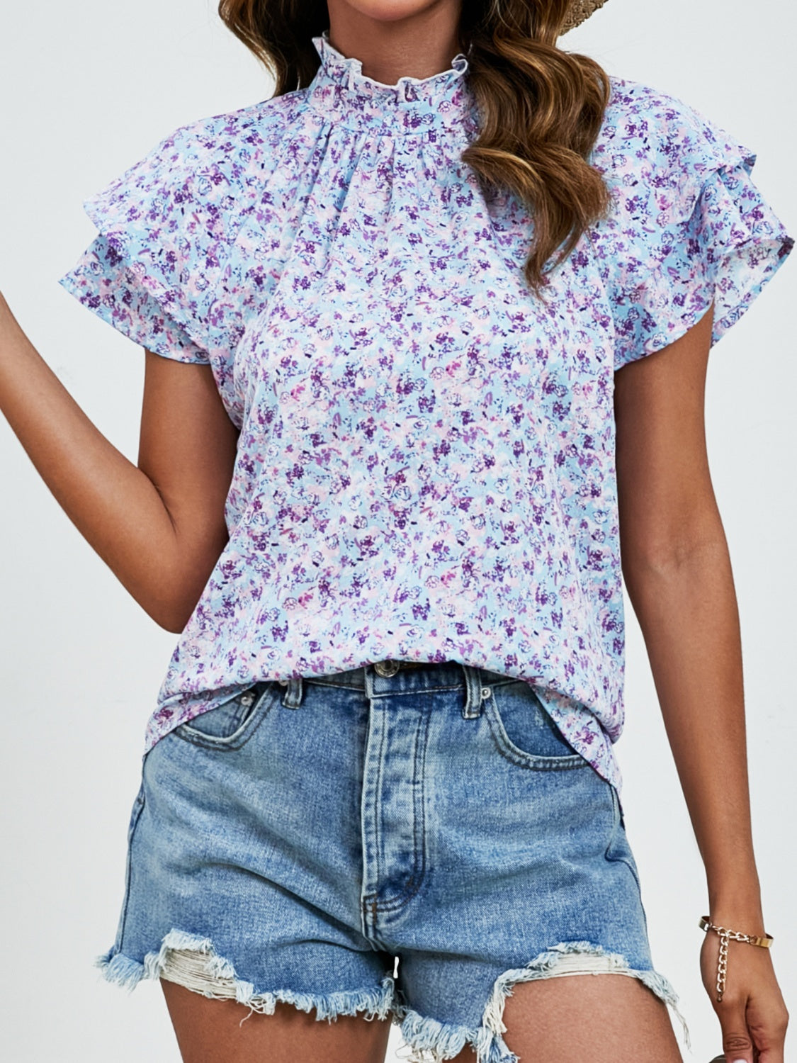 Blusa con mangas con volante y cuello simulado con estampado floral de florecitas