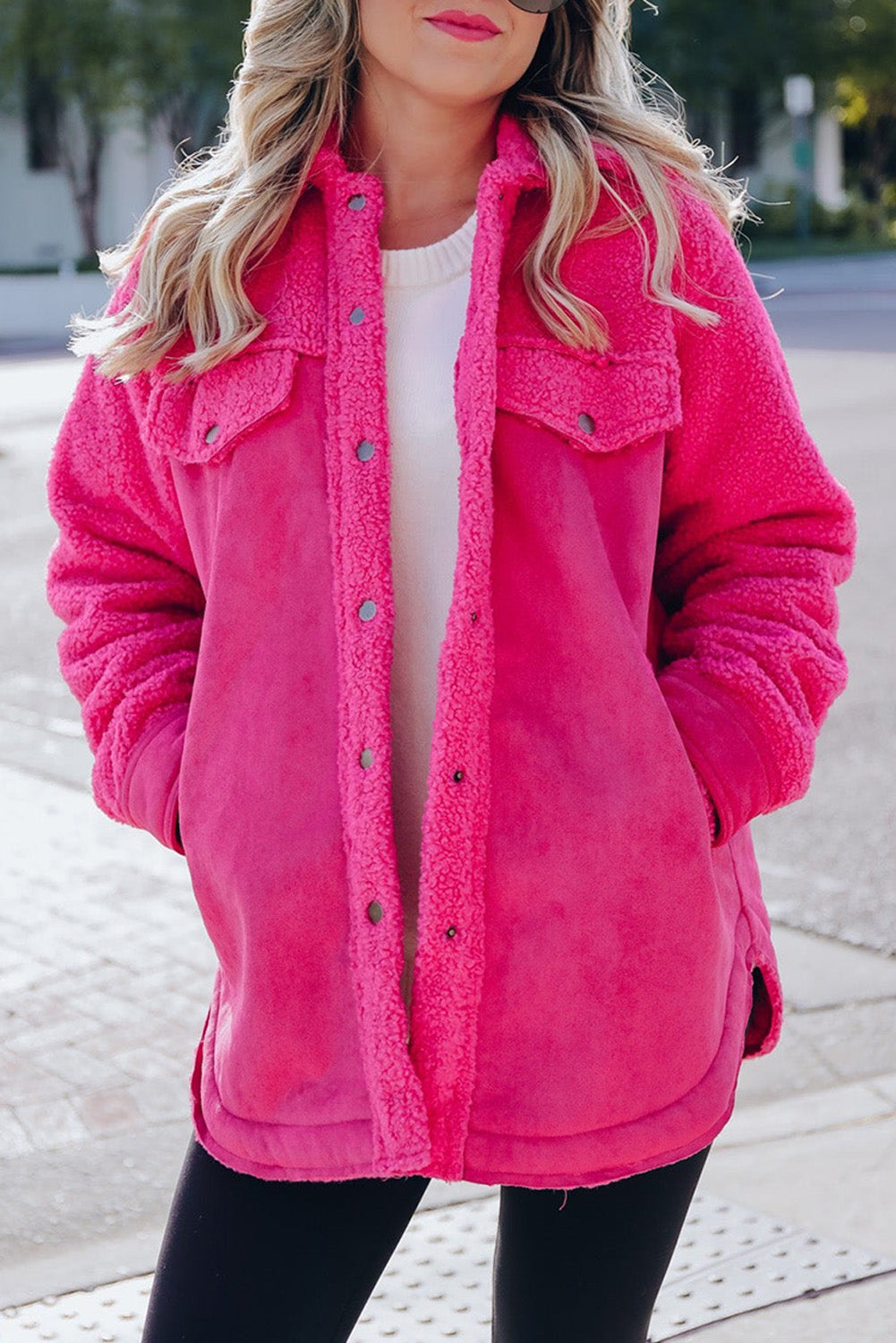 Chaqueta con botones y patchwork de sherpa de ante sintético en rosa brillante