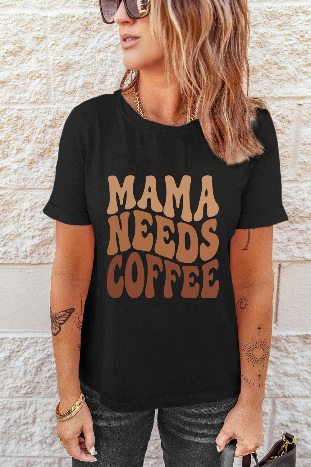 Camiseta gráfica negra MAMA NECESITA CAFÉ