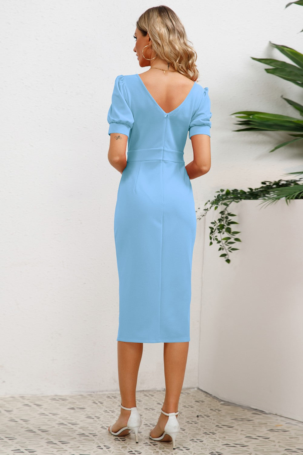 Robe midi fendue à volants et manches bouffantes