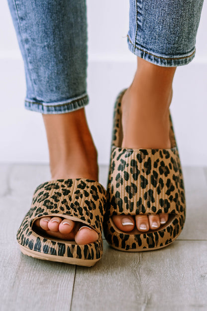 Pantuflas sin cordones con suela gruesa y estampado de leopardo