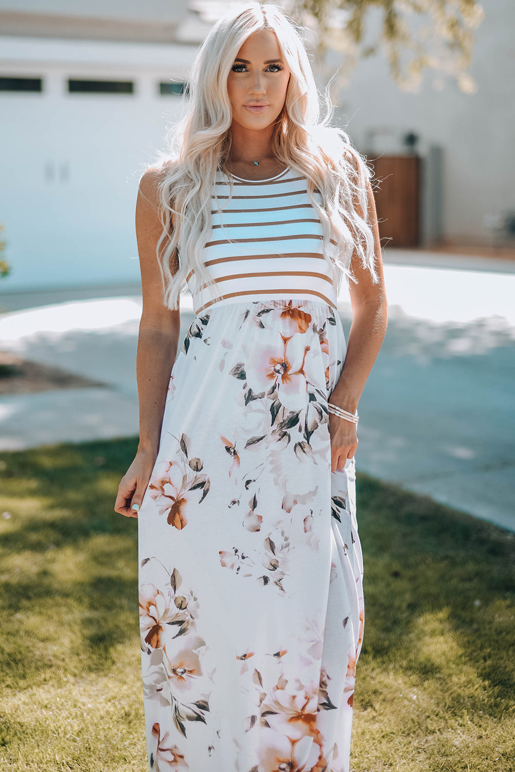 Robe longue blanche sans manches à imprimé floral et à rayures avec poche