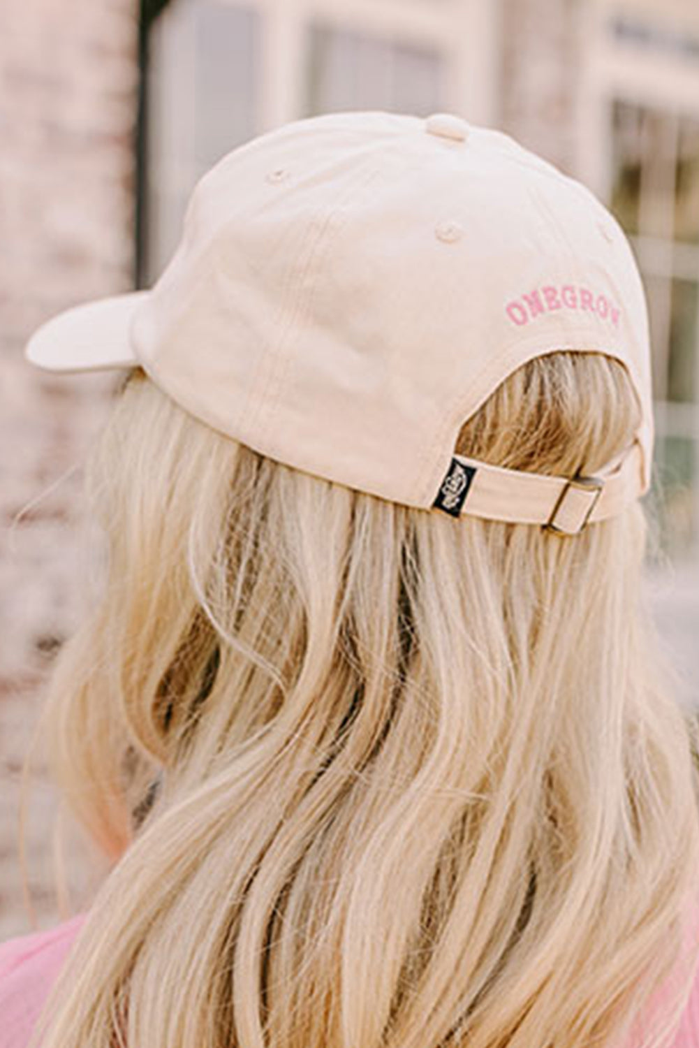 Gorra de béisbol bordada con lazo de niña blanca