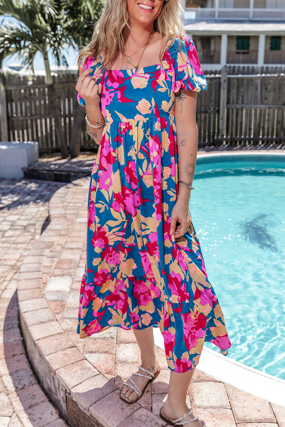 Vestido floral con volantes y manga de burbuja con cuello cuadrado azul oscuro