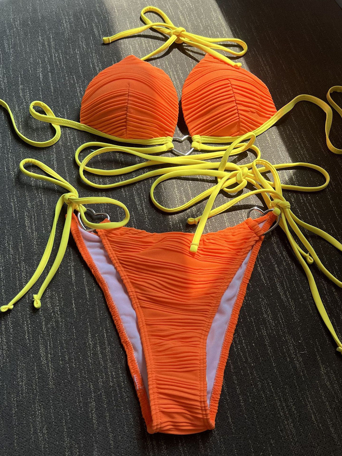 Conjunto de bikini de dos piezas con cuello halter en contraste