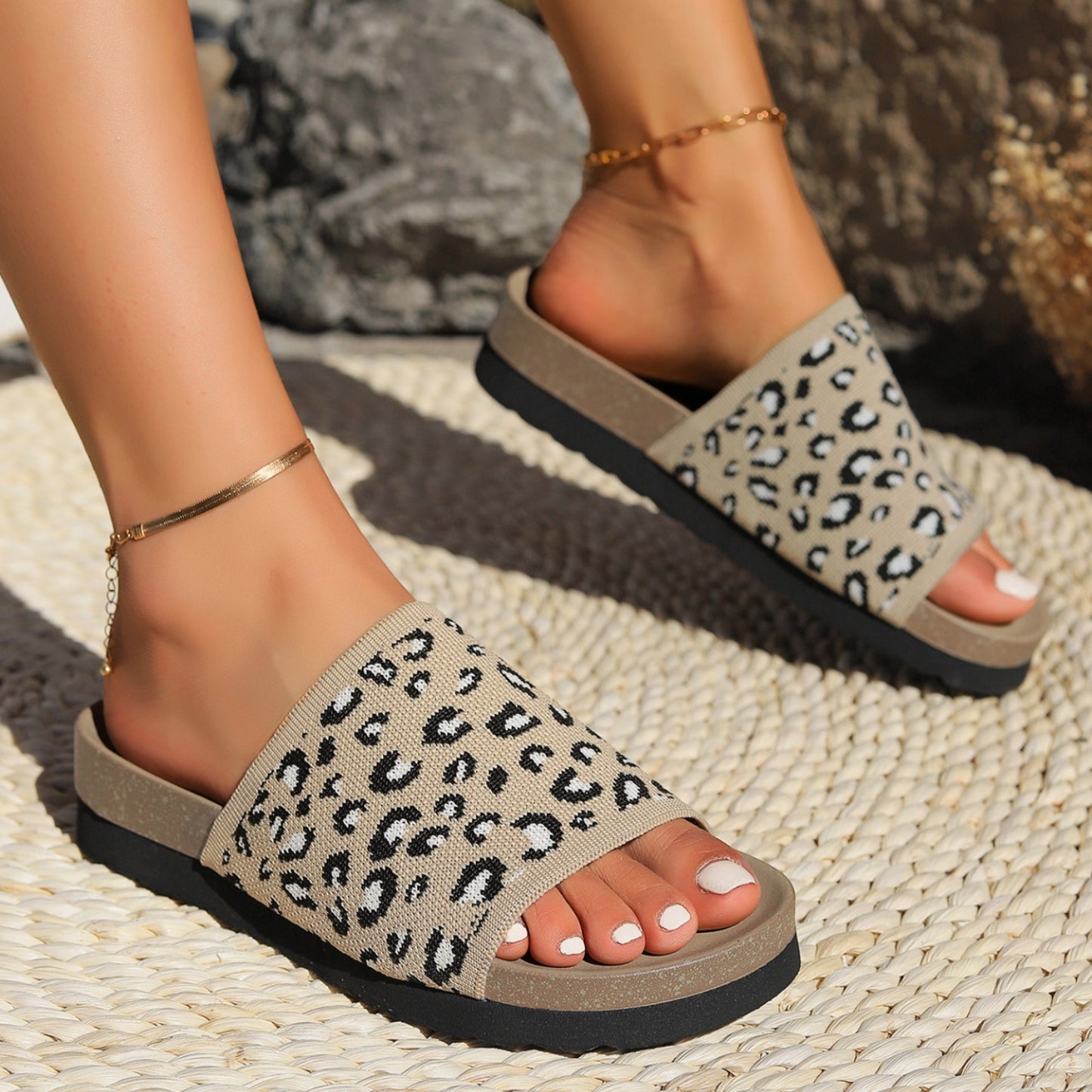 Sandalias con punta abierta de leopardo