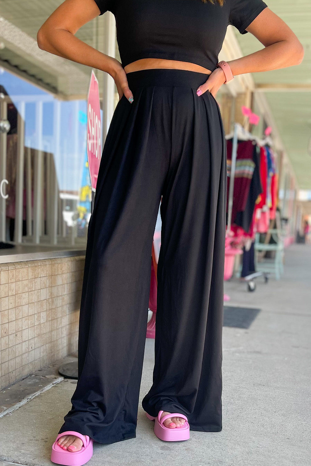 Conjunto de top corto ajustado negro y pantalones anchos plisados