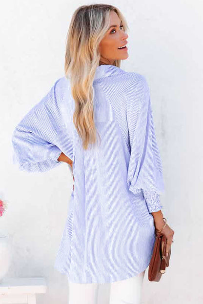 Chemise boyfriend rayée à revers smockés bleu ciel avec poche