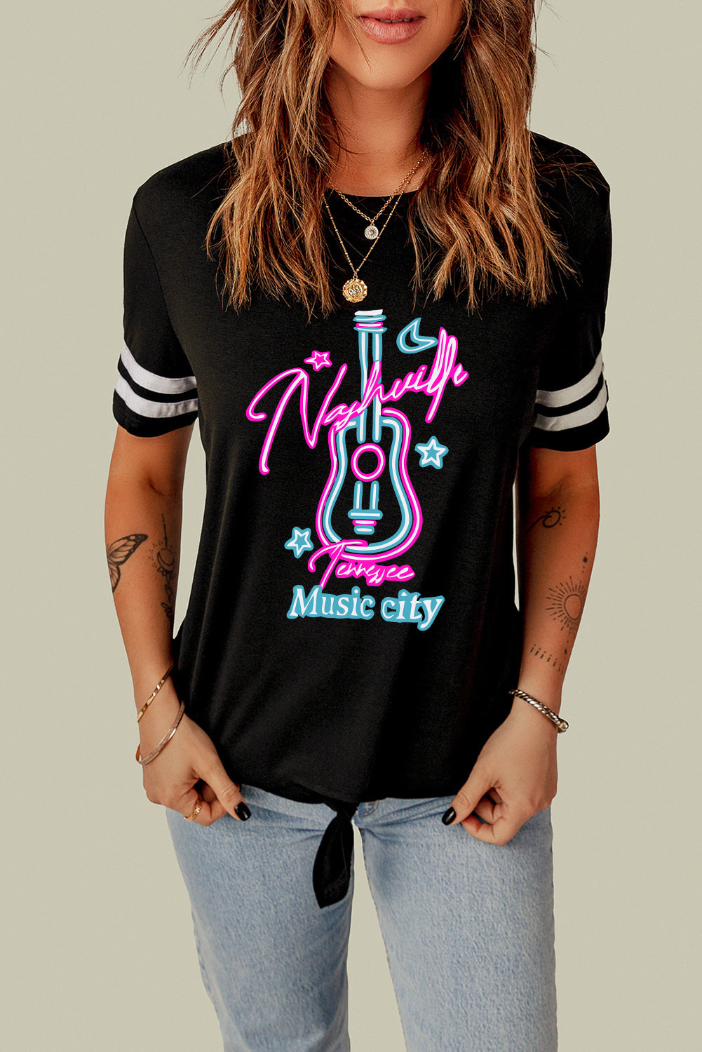 Camiseta negra con gráfico de manga a rayas y estampado de guitarra Music City