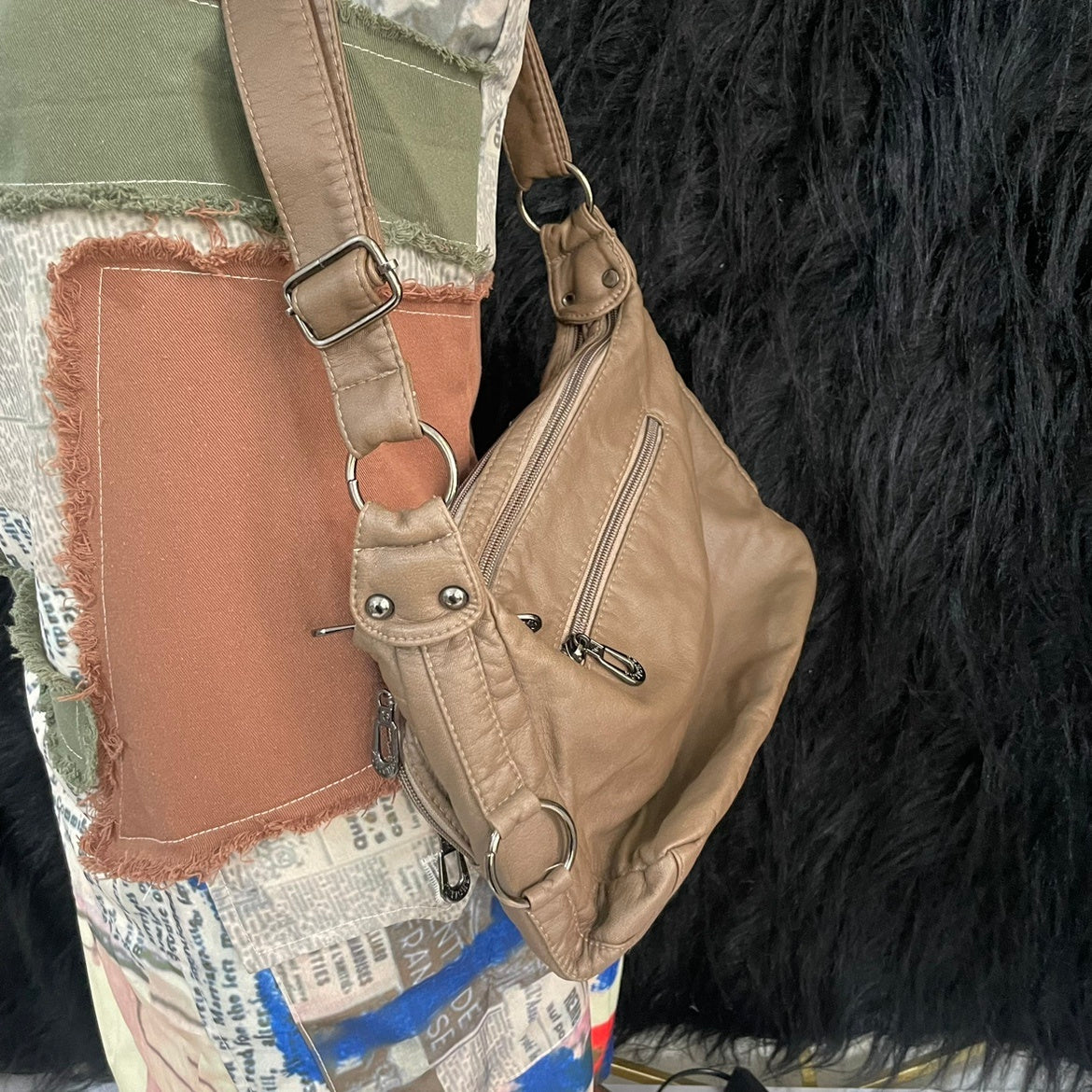 Sac à bandoulière vintage avec bouchon de bouteille et patch messager en détresse