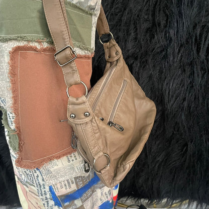 Sac à bandoulière vintage avec bouchon de bouteille et patch messager en détresse