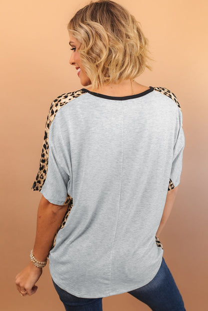 Camiseta holgada con manga dolman y estampado de leopardo en contraste con eslogan PRAY gris