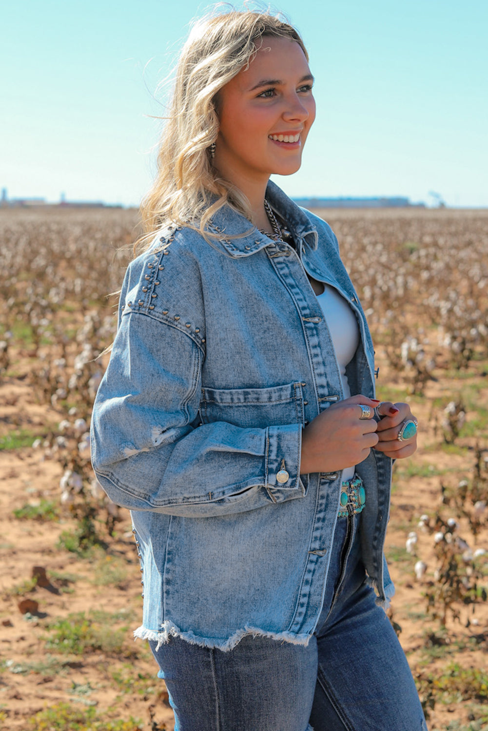 Veste en jean bleu ciel délavée à l'acide cloutée