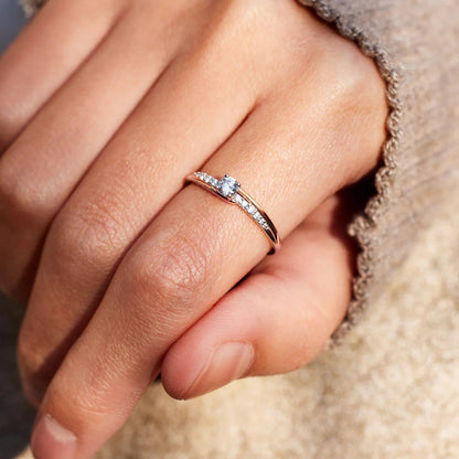 Anillo bañado en oro rosa bicolor con circonitas incrustadas