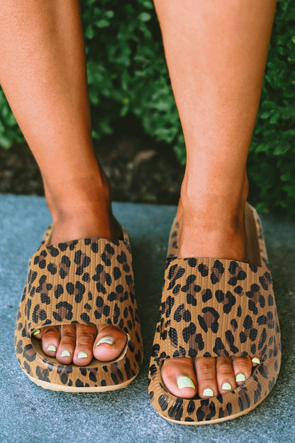 Pantuflas sin cordones con suela gruesa y estampado de leopardo