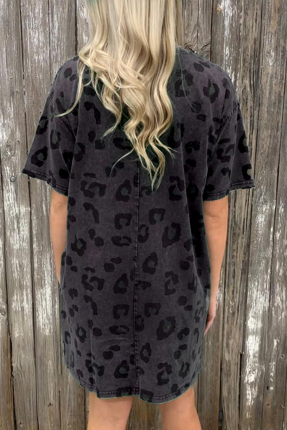 Vestido gris de manga corta con estampado de leopardo informal y bolsillos