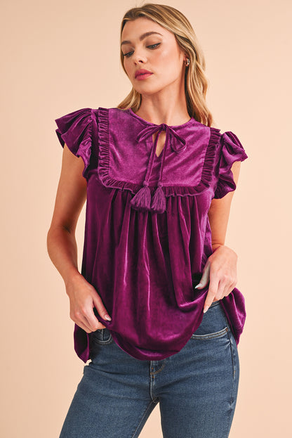 Blouse violette à manches courtes et volants à col noué