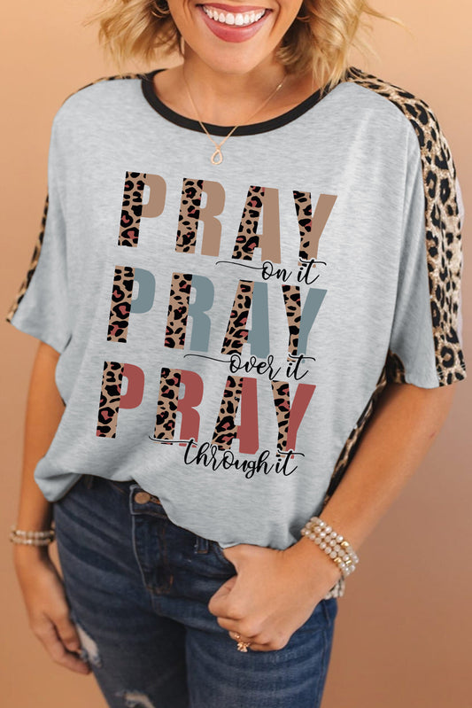 Camiseta holgada con manga dolman y estampado de leopardo en contraste con eslogan PRAY gris