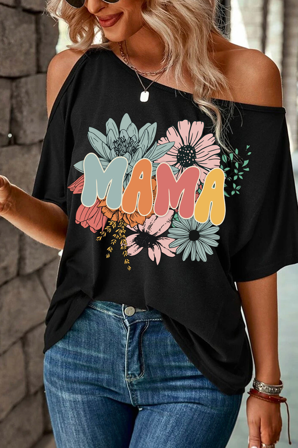 Camiseta informal con cuello asimétrico y gráfico de flores MAMA negra