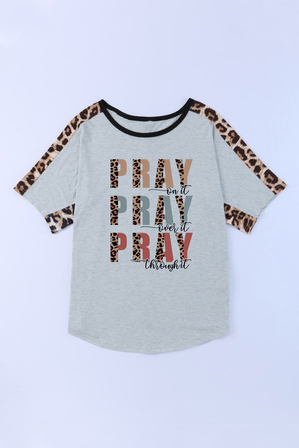 Camiseta holgada con manga dolman y estampado de leopardo en contraste con eslogan PRAY gris