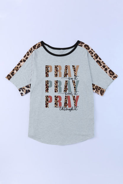 Camiseta holgada con manga dolman y estampado de leopardo en contraste con eslogan PRAY gris