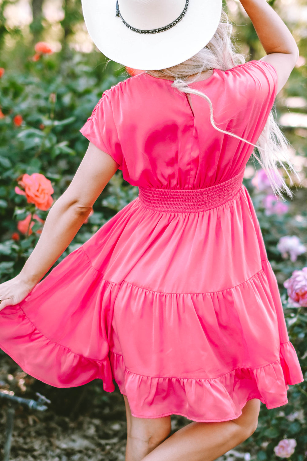 Robe rose fraise à volants et manches froncées, col en V, taille smockée