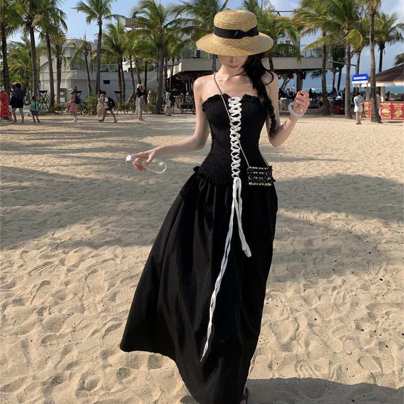 Photos de voyage - Robe bustier noire smockée avec sangle de poitrine