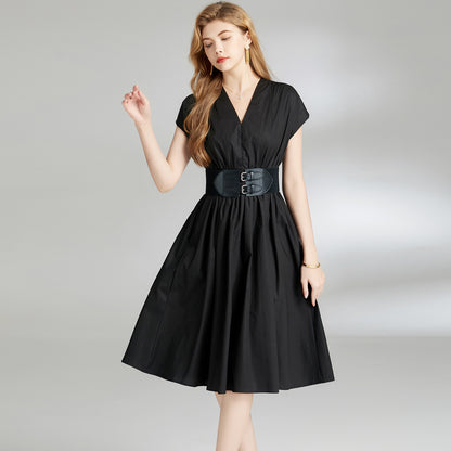 Robe noire ajustée à taille cintrée et col en V