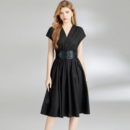 Robe noire ajustée à taille cintrée et col en V